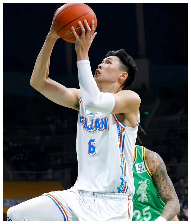 孙铭徽场均得分和助攻均突破20 10,在后卫线独树一帜,尤其在赵睿和