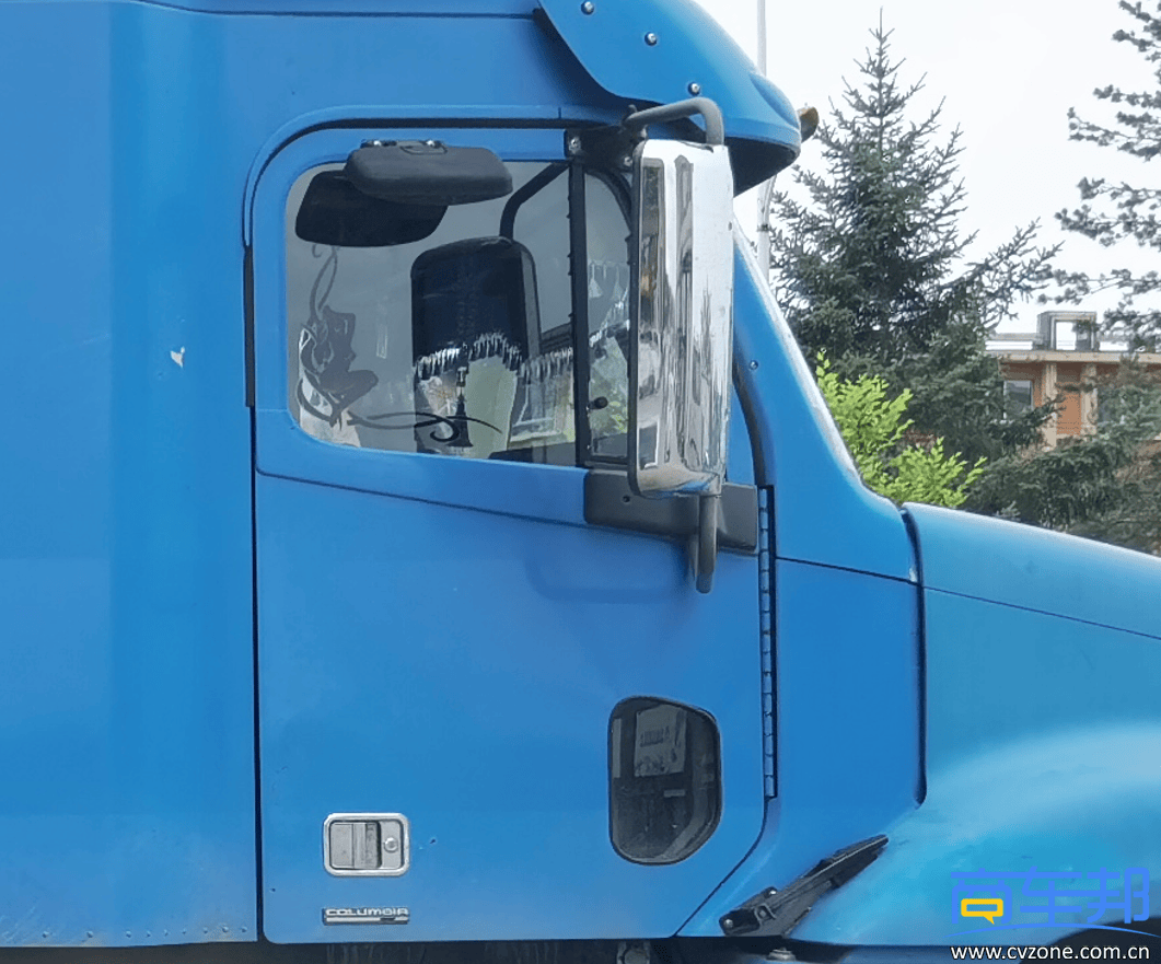 实拍福莱纳哥伦比亚美式长头牵引车