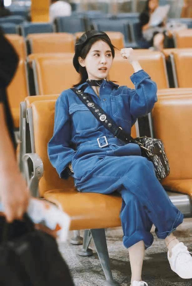 王子文也太有"小心机"!穿连体裤卷一边裤脚,显高不止一点点