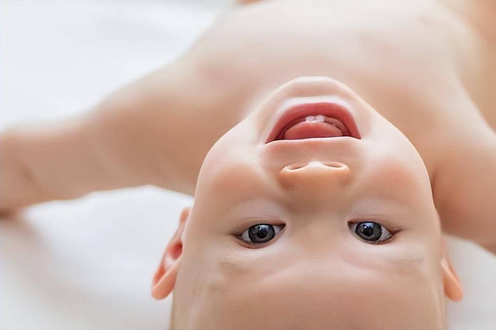 宝宝要长牙齿时有什么明显的表现(怎么缓解宝宝出牙期的不适)