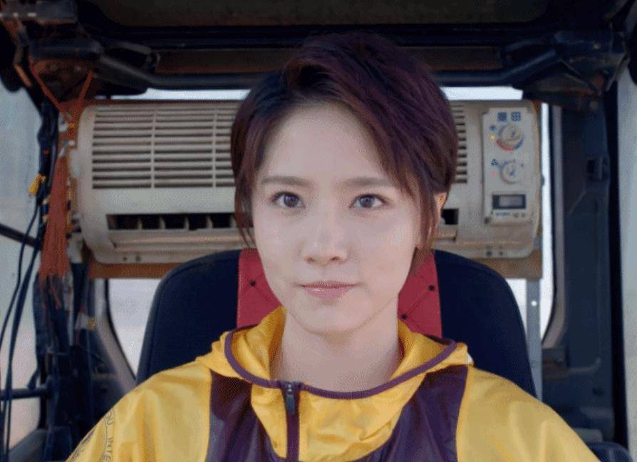 原创诸葛大力真是拼了挑战黑色蕾丝裙180度下腰更是尽显韧性