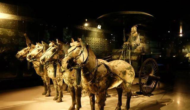 在古代尤其是2000多年前的秦朝,马车行驶在道路上肯定是非常颠簸的