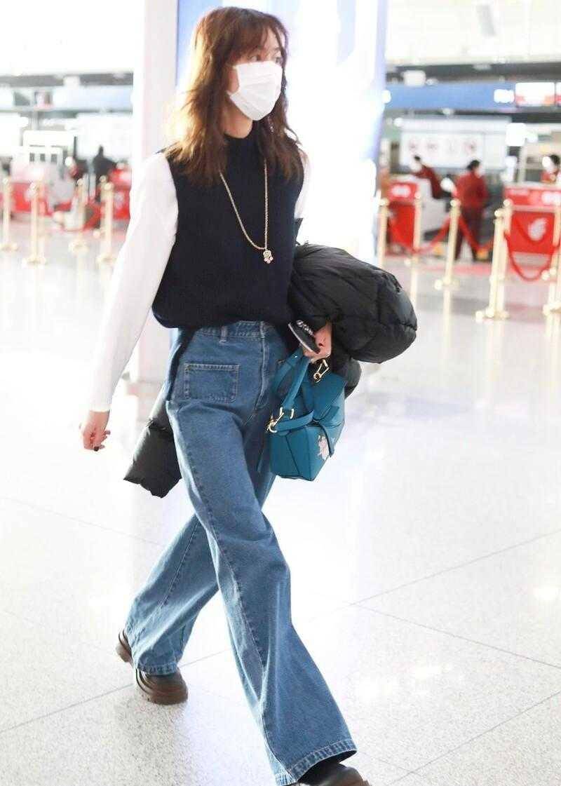 原创刘雯才是穿衣天花板短羽绒服配直筒裤1米2大长腿真抢镜