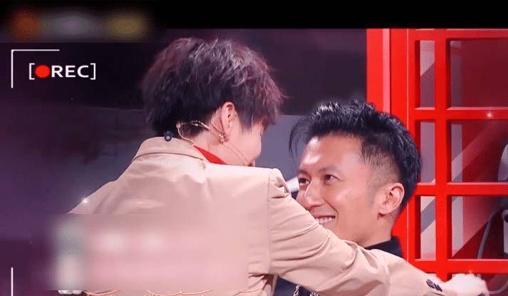 原创王俊凯不惧挑战现场壁咚谢霆锋女选手的表情全场最佳