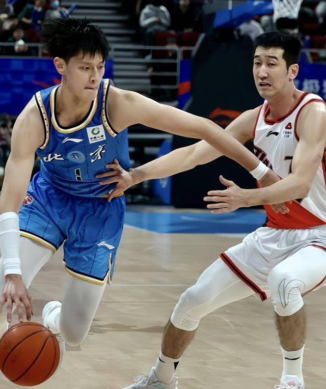 号位,非常有优势,可以看看张镇麟,两人身高相仿,曾凡博的臂展更长一些