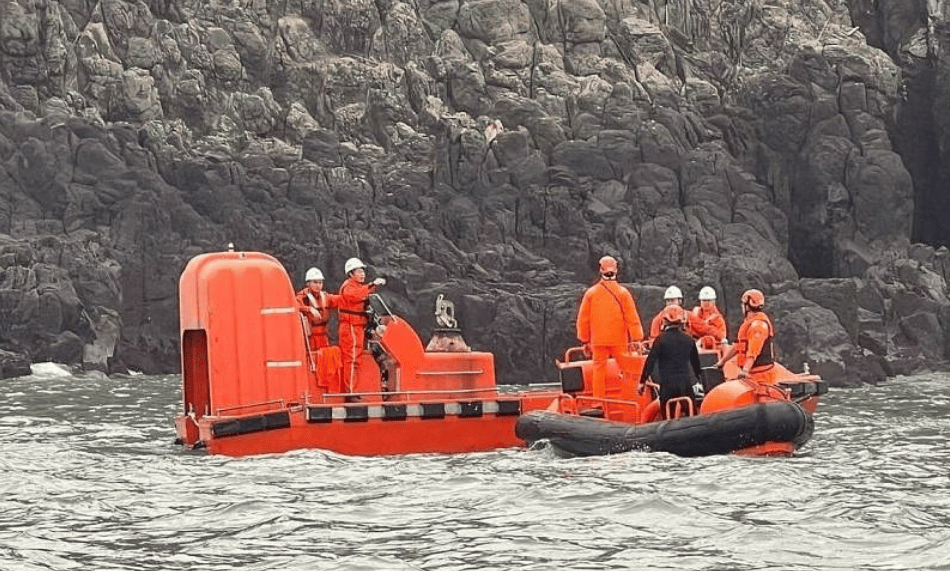 乘坐快艇在渔船沉没海域附近一同搜救大陆落水渔民
