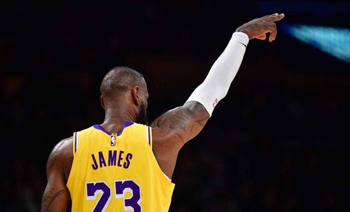 詹姆斯突发受伤,福克斯狂轰44 4 4!