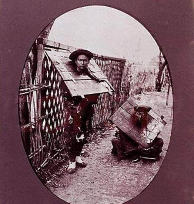 着一会儿可能还行,但是让犯人一直戴着,简直就是一种煎熬上图为"跪刑"