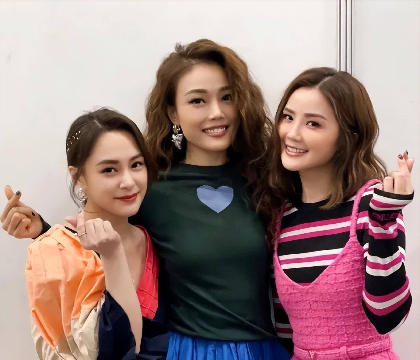 twins和容祖儿录制节目三人穿搭各具特色同框画面太养眼