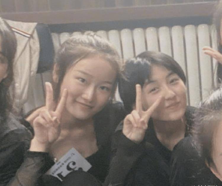 原创张子枫与大学同学合照一头短发出镜笑容甜美每张都是c位