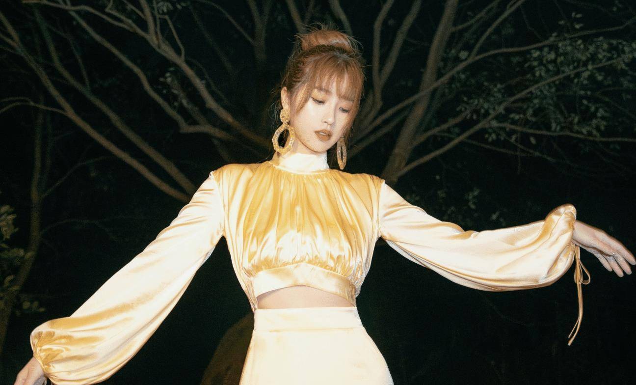 现在的虞书欣女团范十足,不仅颜值高,身材也是女团感十足,唱跳虞书欣