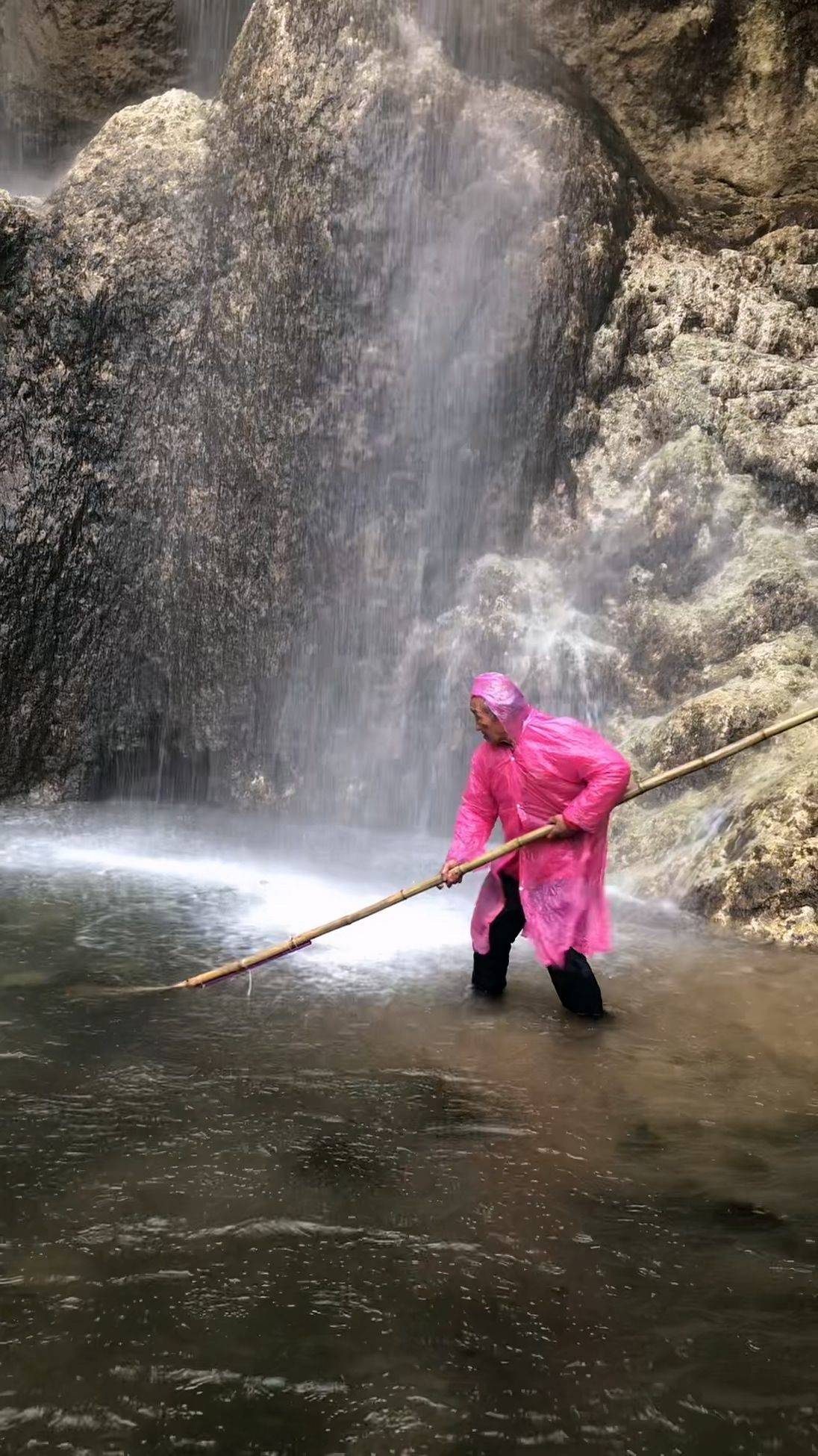 洛阳游客无人机不慎掉入水中67岁环卫工瀑布下帮忙打捞