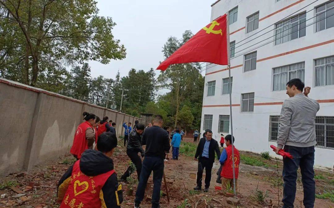 传承雷锋精神支部联动到学校相约春天植希望