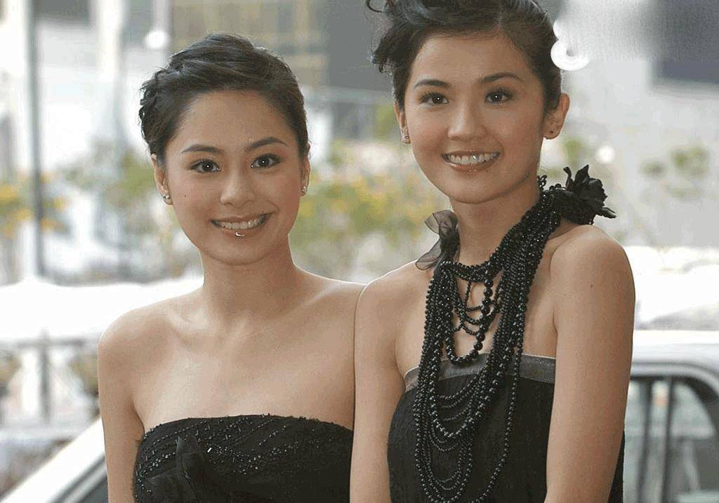 平凡的就像邻家小女孩,大街上随处可见的中学生.