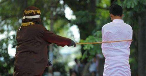 在近现代以来,像新加坡这样的国家依旧有鞭刑,甚至鞭刑这类酷刑还已经