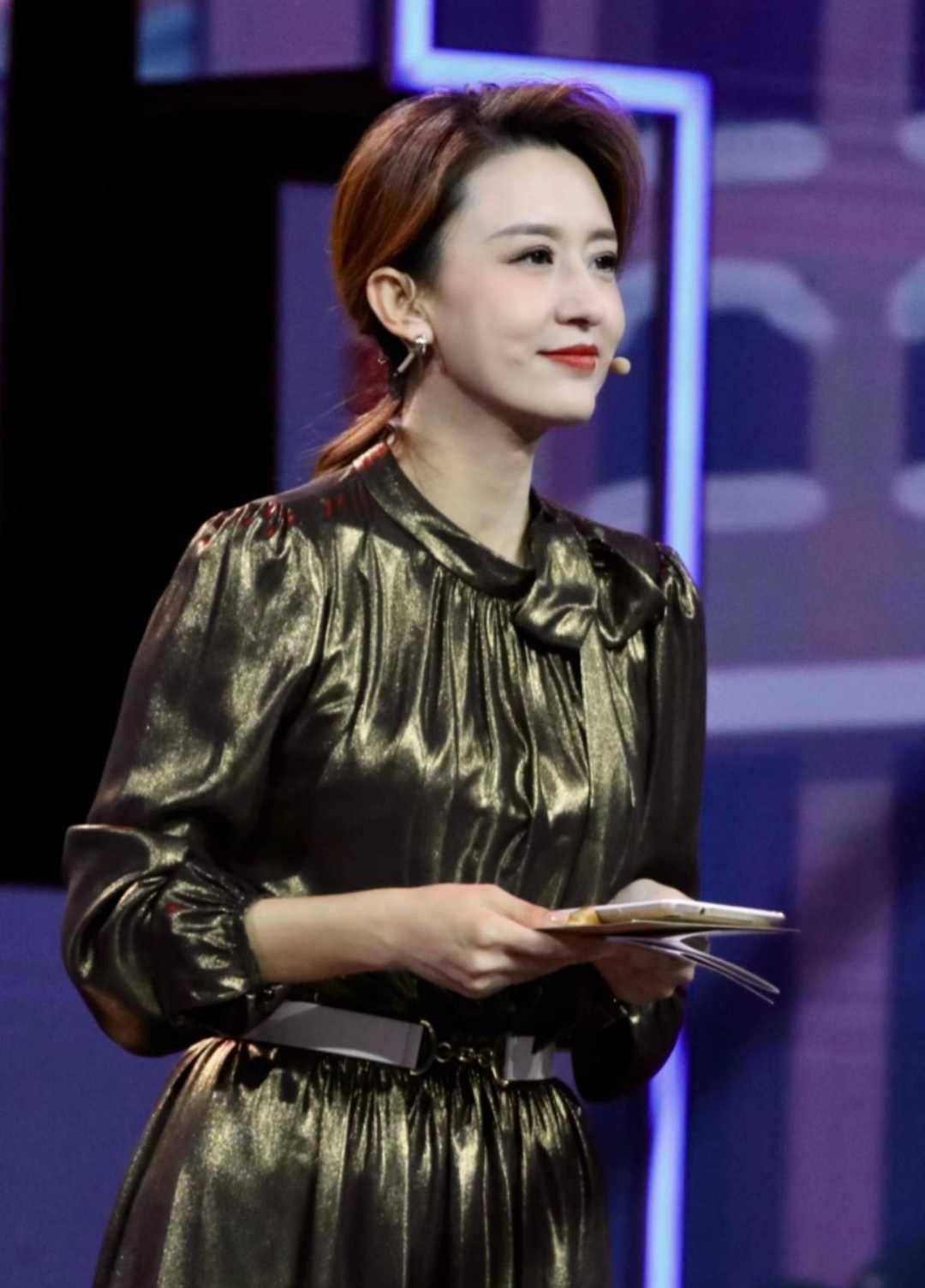 原创张蕾瘦出瓜子脸一袭金色连衣裙高贵优雅又美出圈了