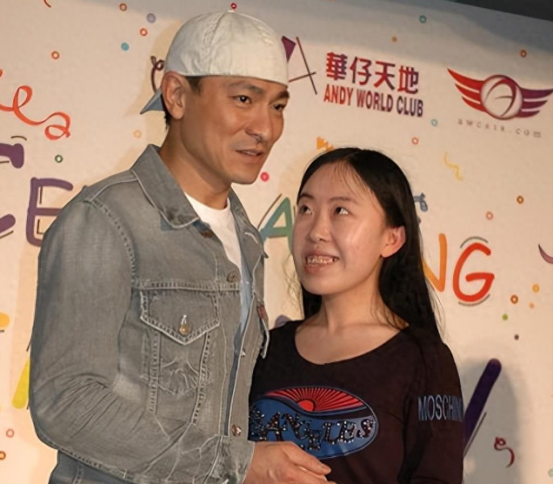 父亲留下7页遗书跳海,母亲指责刘德华虚伪,她如今还在追星吗?