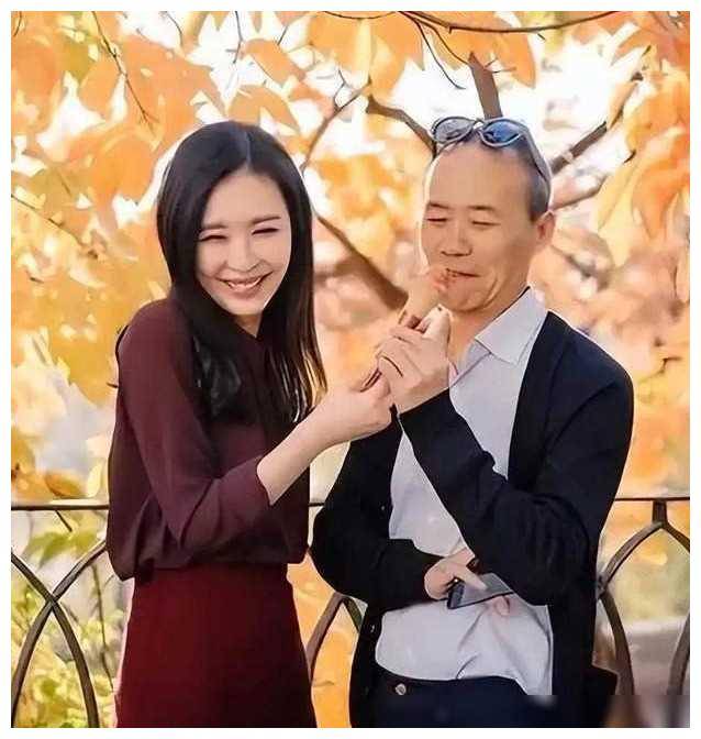 田朴珺庆祝结婚周年,王石礼赞豪车!老少恩爱,73岁经典瞬间