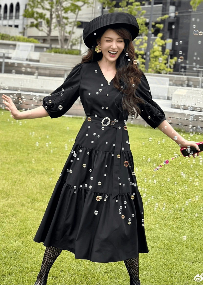 原创陈乔恩结婚后换了风格穿衬衫短裙丸子头度假44岁美出新高度