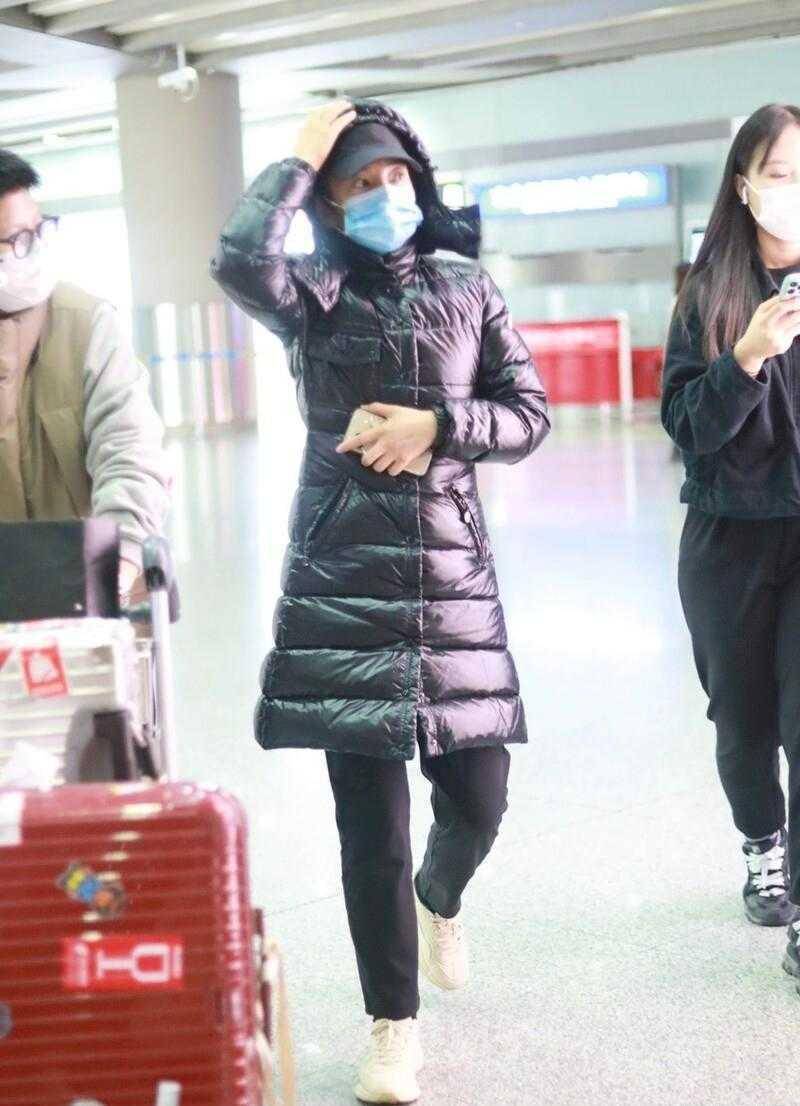 48岁李冰冰到底有多怕冷穿长羽绒服包裹严实但气质仍出众