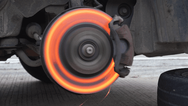 刹车油以及刹车油管,这些配件在高温下的热衰减性能怎么样,决定了汽车