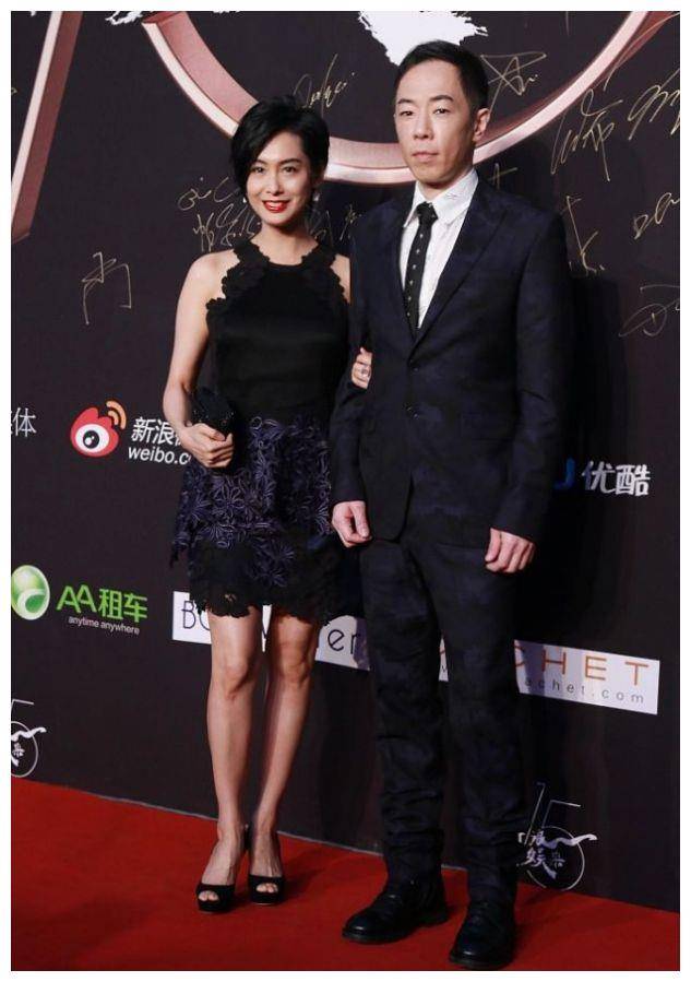 朱茵罕见与老公同框52岁还有傲人身材穿无袖连衣裙太抓眼球了