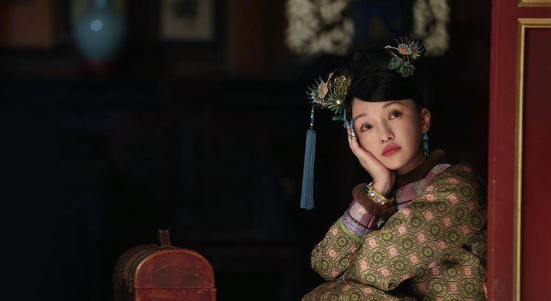 周迅拒替身,亲自上阵挨鞭子,自带霸气不敢直视_何泓姗