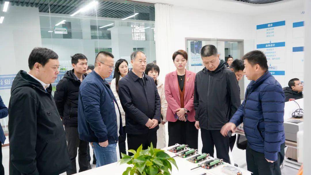 河南省襄城县考察团到冠英科技集团交流合作