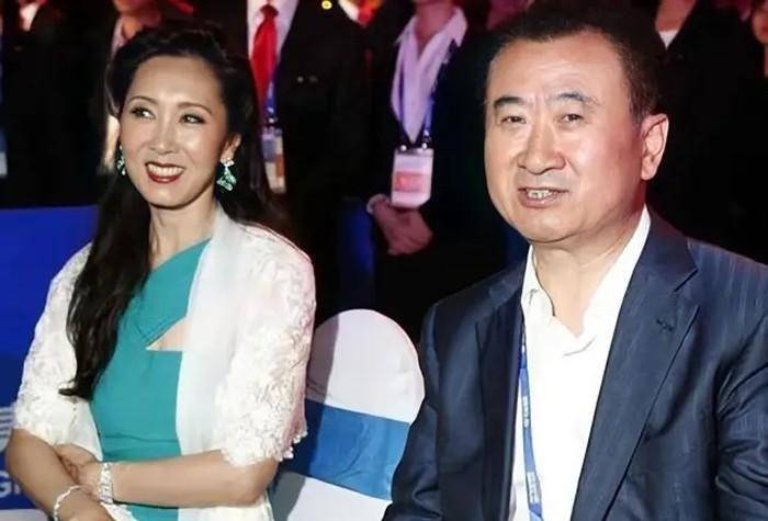 王健林的父亲军人出身活了101岁百岁生日时王健林为他祝寿