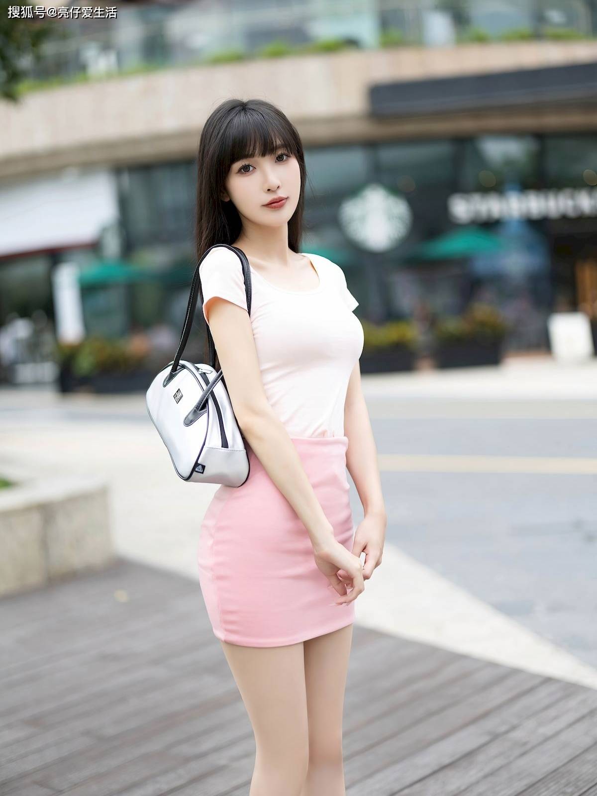 粉色短裙的时尚魅力:优雅与性感的完美融合