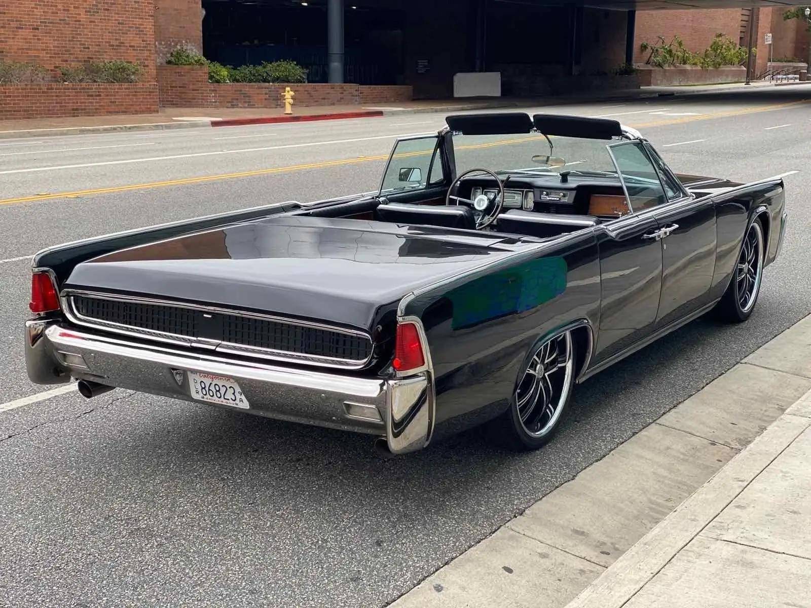 这款经典老爷车保存完好,黝黑的漆面闪闪发光,而且说来你可能不信,这