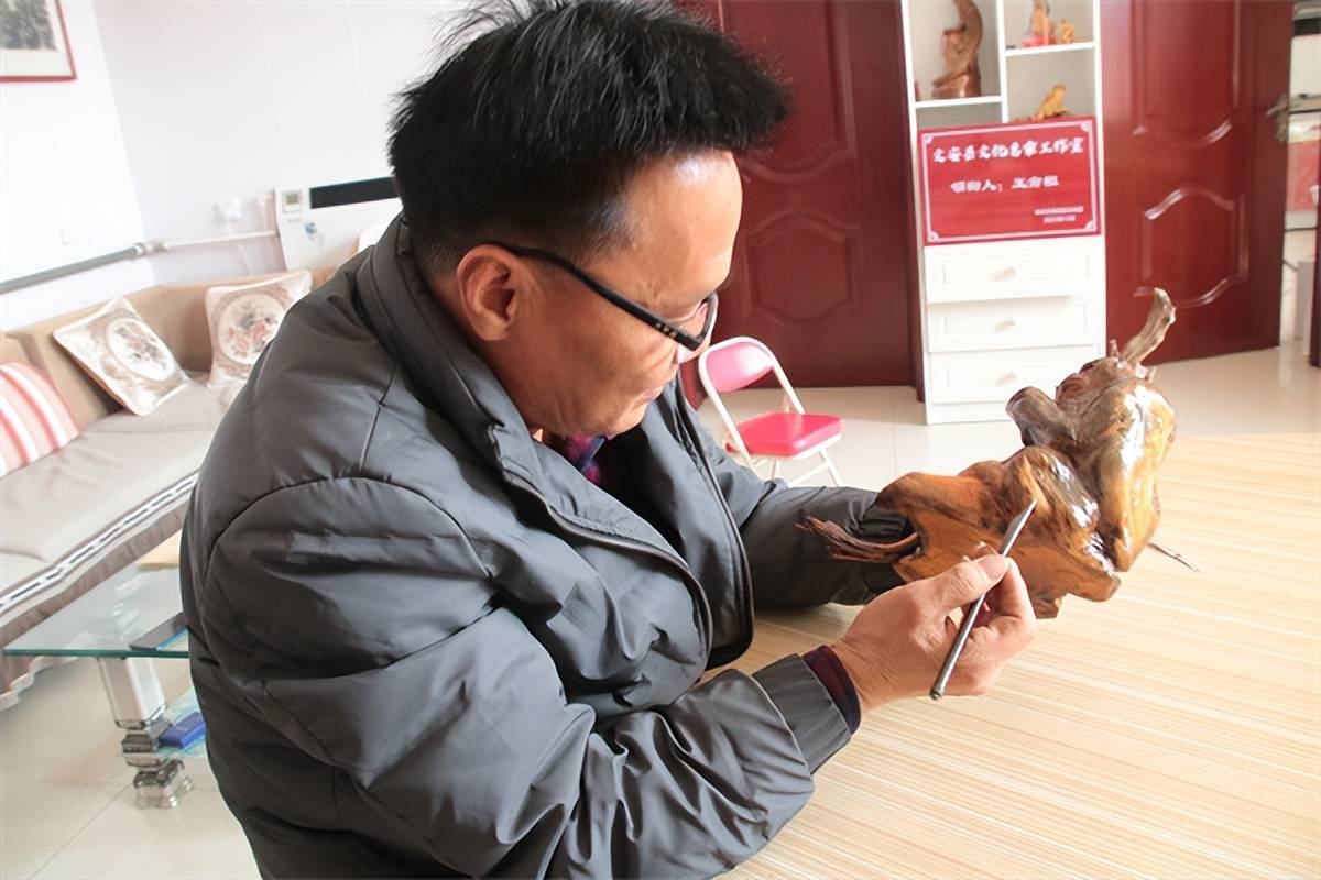 根雕艺术是发现自然美而又显示创造性加工的造型艺术,根雕工艺讲究"三