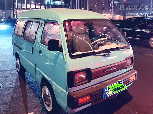 0l排量,手动4挡,5门3排8座,和铃木浪迪一样能装.