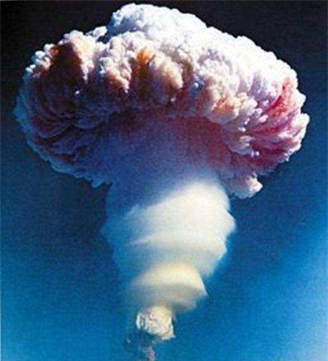 蘑菇云紧接着,1967年6月17日,中国的第一颗氢弹爆炸成功,从原子弹到