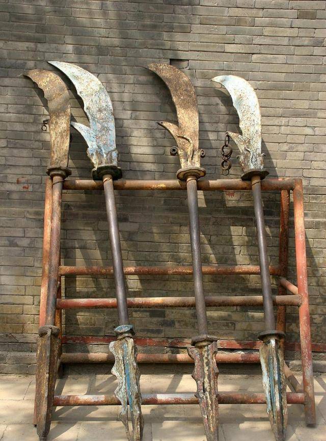 像宇文成都的凤翅镏金镗有四百斤重,裴元庆的银锤则