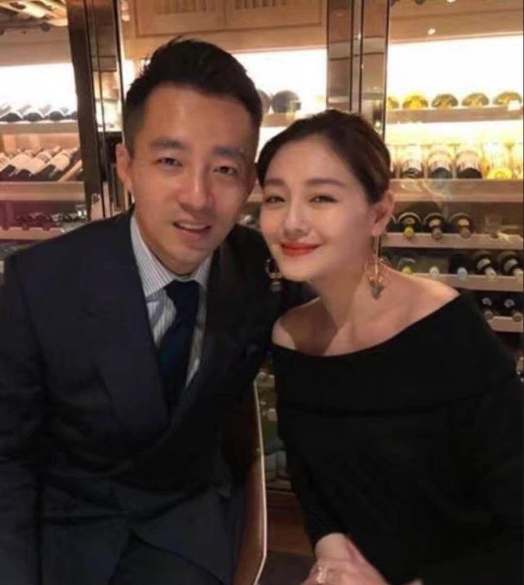 原创39岁汪小菲提前庆生被14位俊男靓女包围但焦点却另有其人