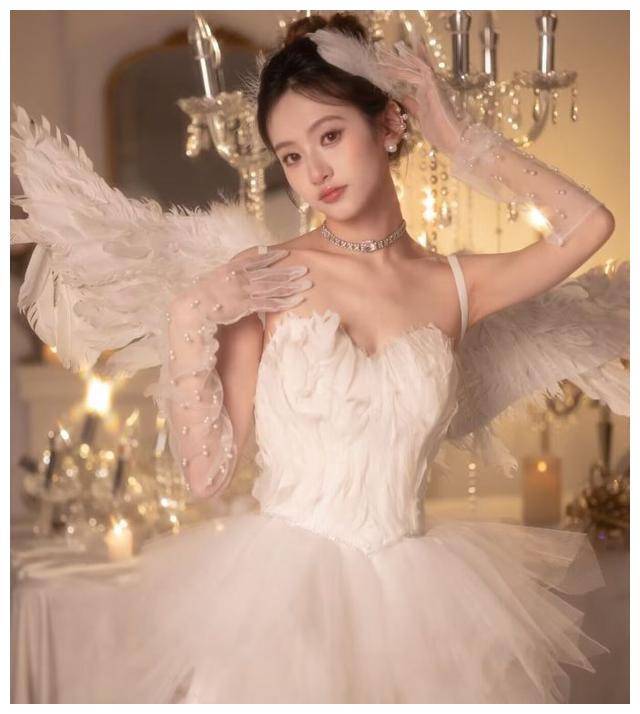 王思聪新女友身份被扒,疑似19岁网红苡慕,两人年龄相差17岁_小羽_女生