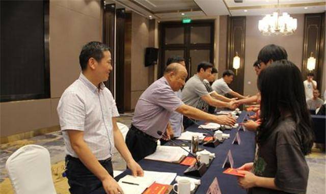 而阮伟兴离开龙盛以后转做pe投资,几年下来倒也发展的不错打开了一片