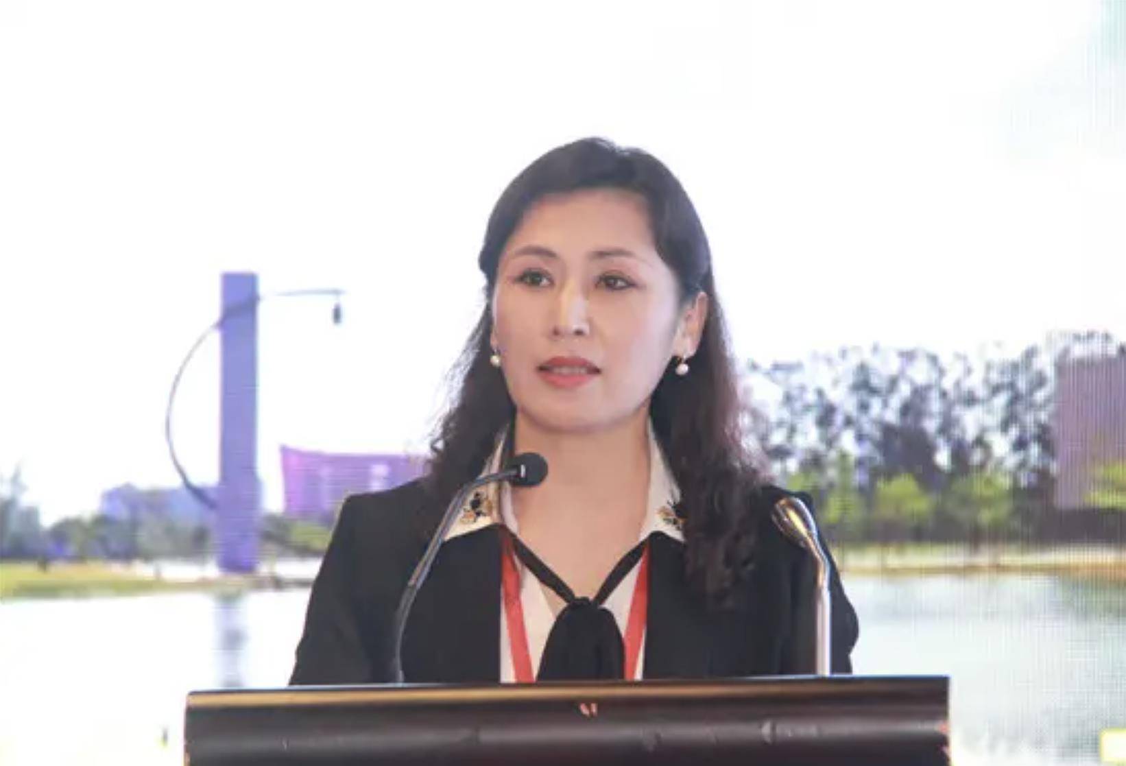 她是中国最美女校长,39岁任教授,49岁成汕大校长,倍受学生喜爱_姜虹