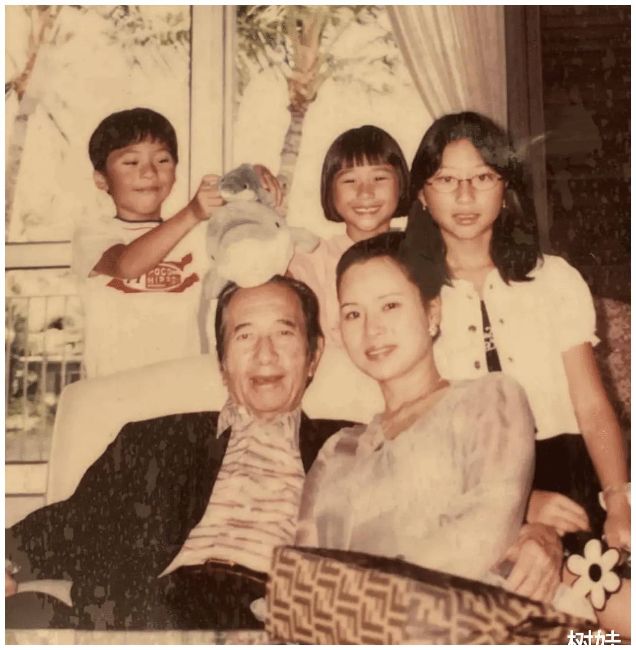 陈婉珍办70岁寿宴近照曝光气质优雅温婉与仨子女合照一脸幸福