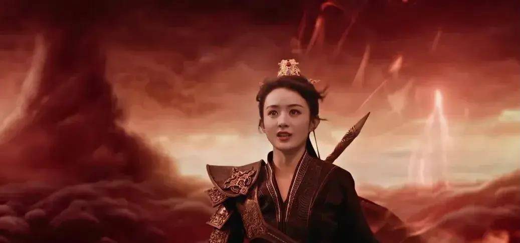 开头的打戏很燃,女将军造型和战甲也细节满满,还原,手执长枪