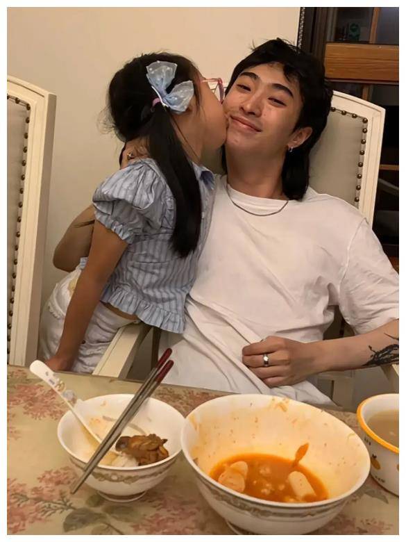 伊能静儿子哈利在美国庆生,22岁露纹身叛逆表情,眼神犀利._个性_挑战_