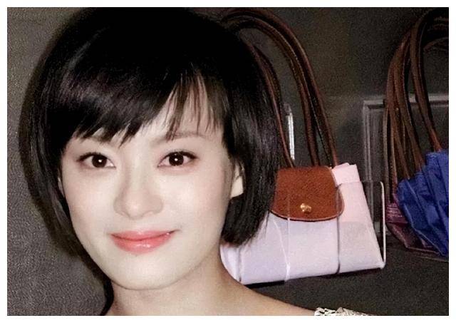 孙俪42岁长发披肩,脸蛋圆润穿白裙,优雅温柔.