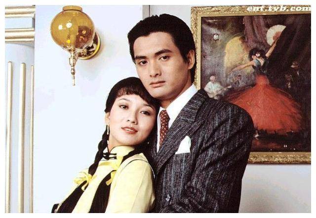 70岁赵雅芝晒与老公合照返老还童网友调侃男方身份曝光