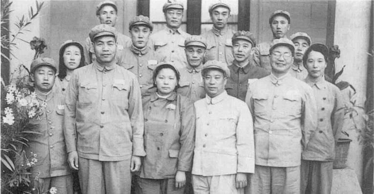 1952年贺炳炎离开西北和众多老战友留下合影他们都是谁