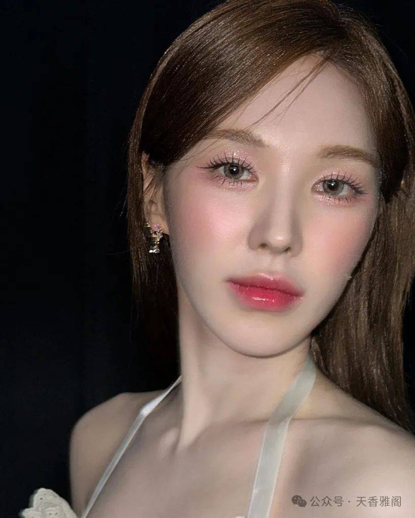 帖子上传后不久,许多人纷纷在评论区对wendy的外貌表示震惊.