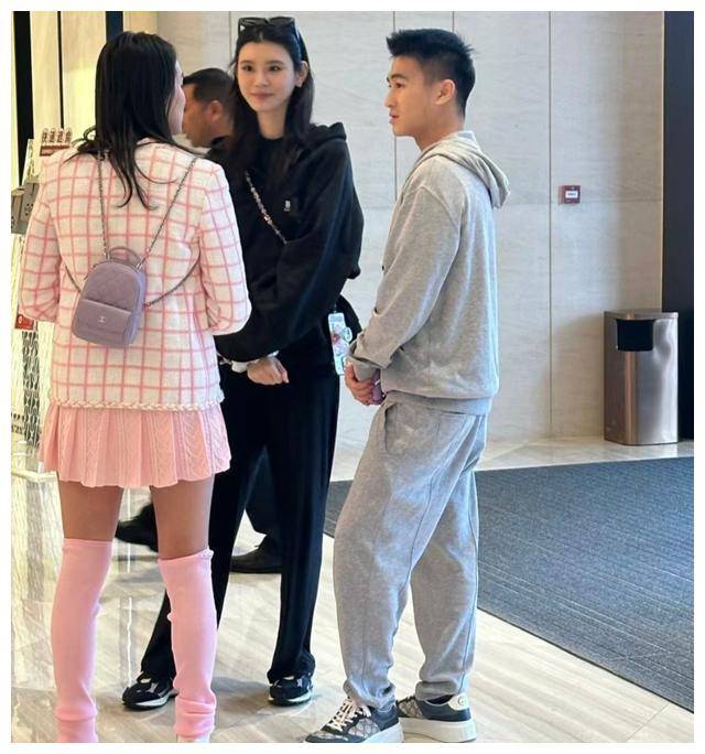 一张照片里,奚梦瑶弯着腰给何超欣拍照,何猷亨何猷君兄弟俩在一旁聊得