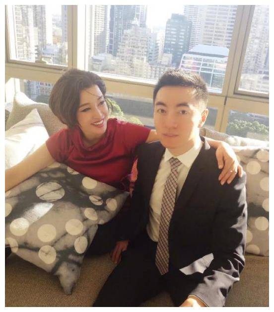 时至今日,刘晓庆没有亲生孩子,只有一个比较亲的外甥.