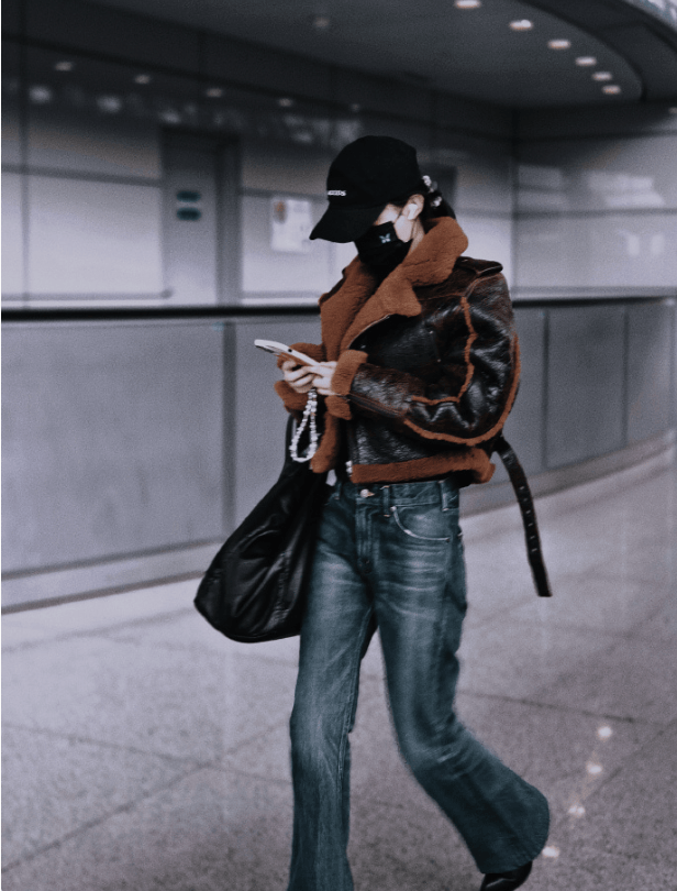 赵丽颖上身身穿羊羔绒皮衣,下身搭配经典的喇叭长裤,这套穿搭非常迎合