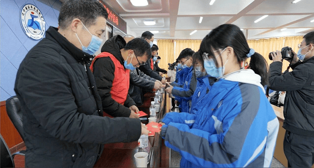 总会法库志愿者团队及爱心企业云创大数据公司代表人一起走进法库高中